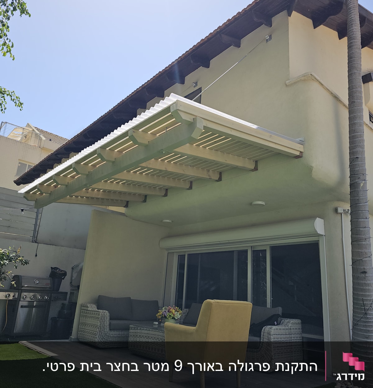 פרגולה מעץ מעל פינת ישיבה בגינה